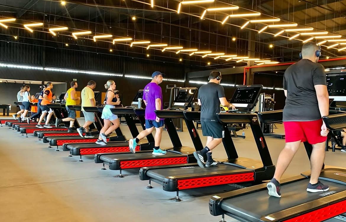 Fileira de esteiras no cardio do CT Forma Fit