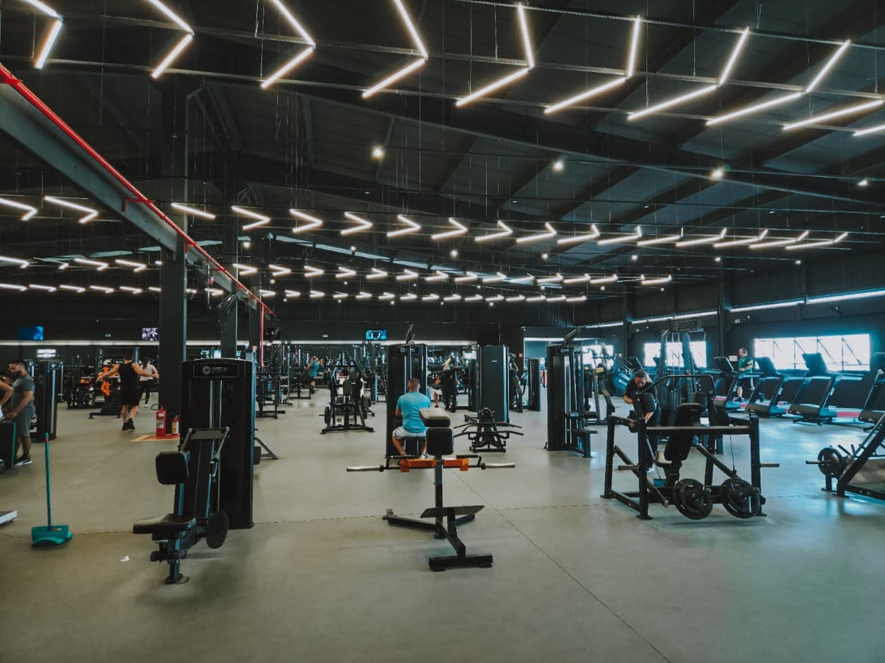 Salão de musculação amplo do CT Forma Fit com aparelhos novos